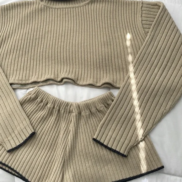 TRADED Firebird Reconstructed Cropped Wool Knit Turtleneck/ Shorts set - Picture 7 of 11